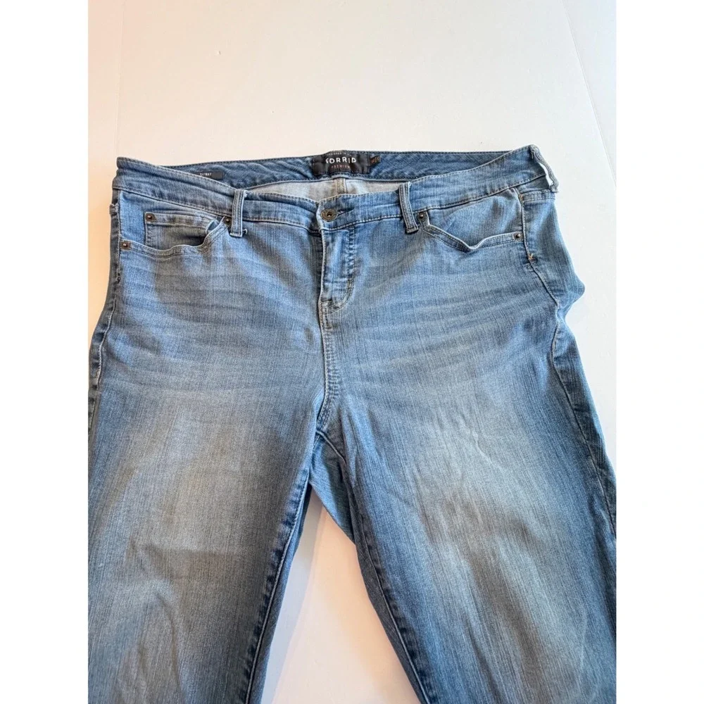 Torrid Premium Skinny Capri Womens 16 Medium Wash Frayed Raw Hem Mid Rise Blue - Picture 3 of 6